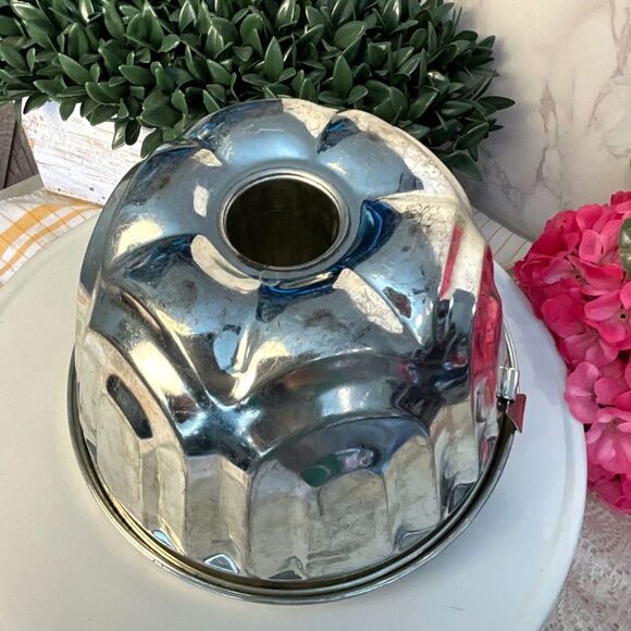 Vintage steamed pudding mold with lid; metal fluted sides Christmas pudding